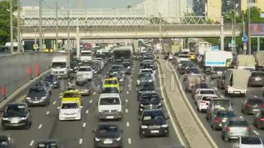城市公路时间推移运动上巨大的汽车交通
